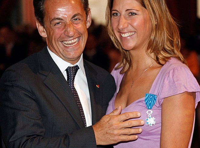 Cựu Tổng thống Pháp Nicolas Sarkozy trao giải thưởng Chevalier của Pháp cho Maud Fontenoy, thành viên của Tổ chức cứu hộ biển thế giới, tại Cung điện Elysee ở Paris hôm 12/7/2007.