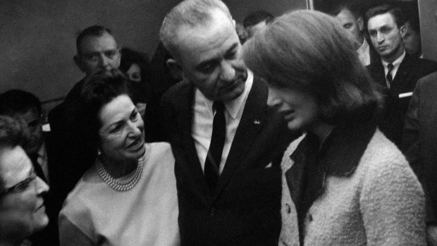 Vợ chồng ông Johnson an ủi phu nhân Jacqueline sau biến cố. 