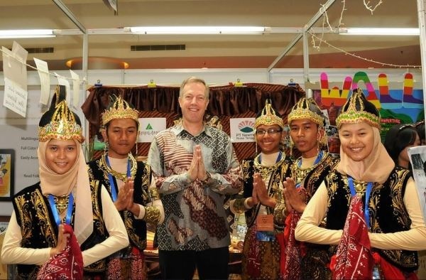 Ông Ted Osius (giữa) trong nhiệm kỳ công tác tại sứ quán Mỹ ở Indonesia. Ảnh: US Embassy Jakarta