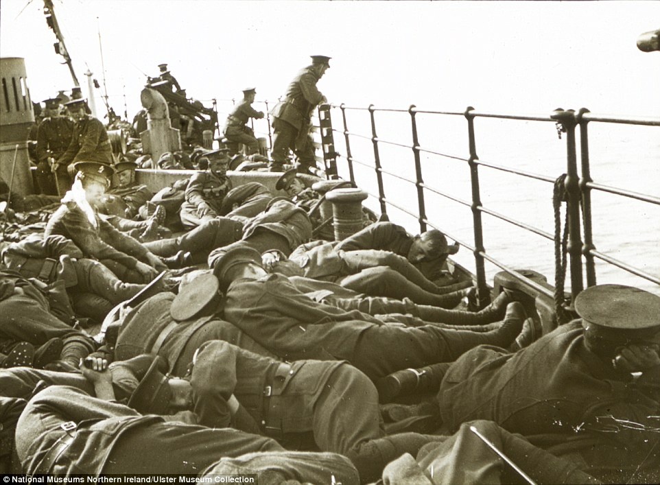 Binh sĩ nằm la liệt trên boong tàu khi di chuyển từ thành phố Southampton, Anh tới Boulogne, Pháp, ngày 4/10/1915. 