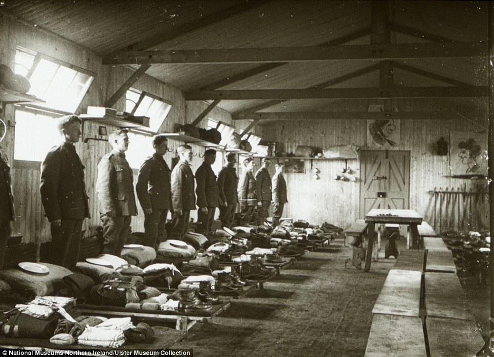 Lính trinh sát thuộc tiểu đoàn 14 của Hoàng gia Ireland bên trong túp lều bằng gỗ tại doanh trại Randalstown, hạt Antrim, năm 1915. 