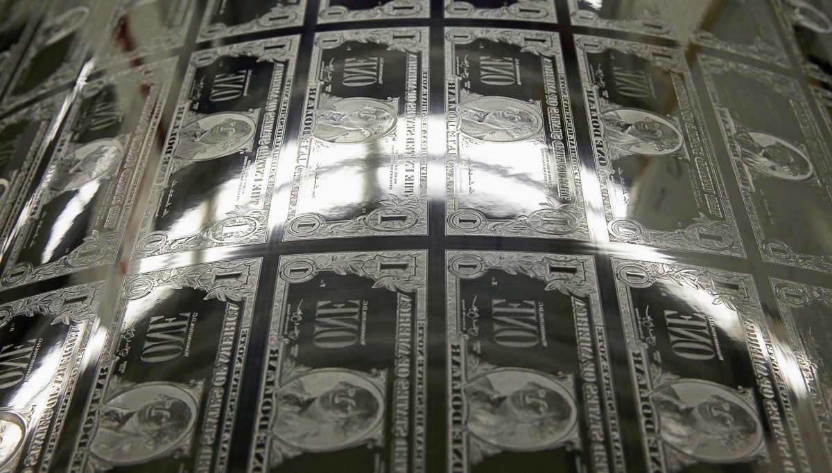 Sau khi uốn cong nhẹ những tấm thép chạm hình, kỹ thuật viên đưa chúng vào chốt xi lanh in ấn. Kế đến, họ phun mực phun lên tấm thép rồi lau sạch bề mặt, chỉ để lại mực trong rãnh chạm khắc. Mỗi cơ sở in sử dụng khoảng 3 tấn mực đặc biệt này hàng ngày.