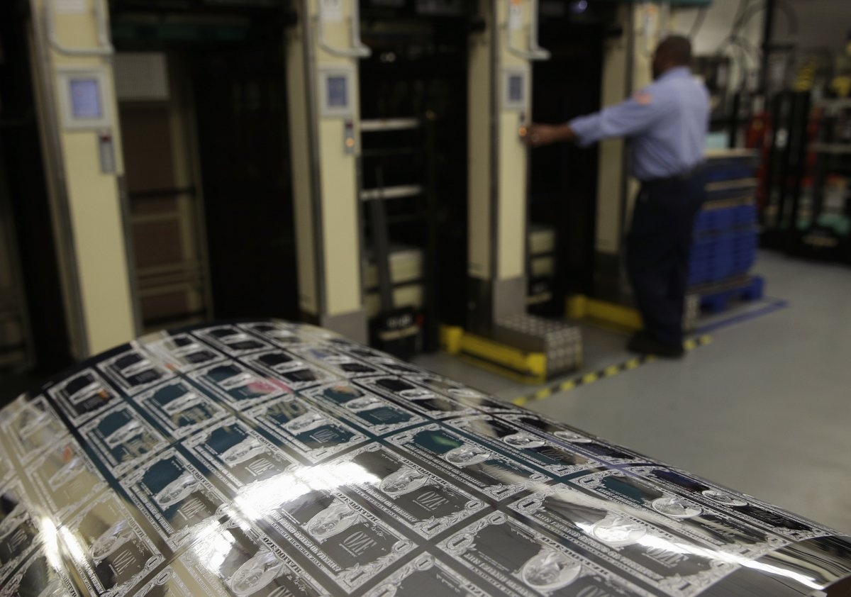 Quá trình in lên bề mặt giấy diễn ra kế tiếp. Các cuộc giấy lớn chịu áp lực khoảng 20 tấn từ hai mặt trên và dưới. Những cỗ máy in có thể in 8.000 tờ mỗi ngày.