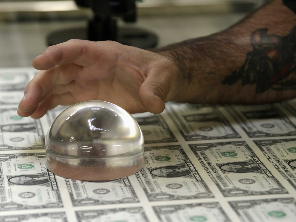 Kỹ thuật viên kiểm tra lỗi in ấn trên bản giấy.