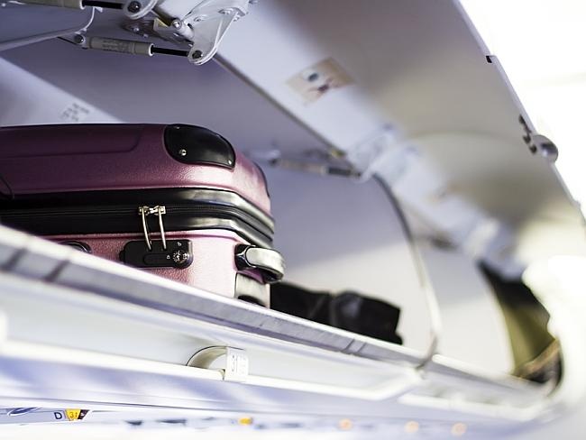 Phần lớn hành khách phải tự cất hành lý của mình lên kệ. Ảnh: Getty Images