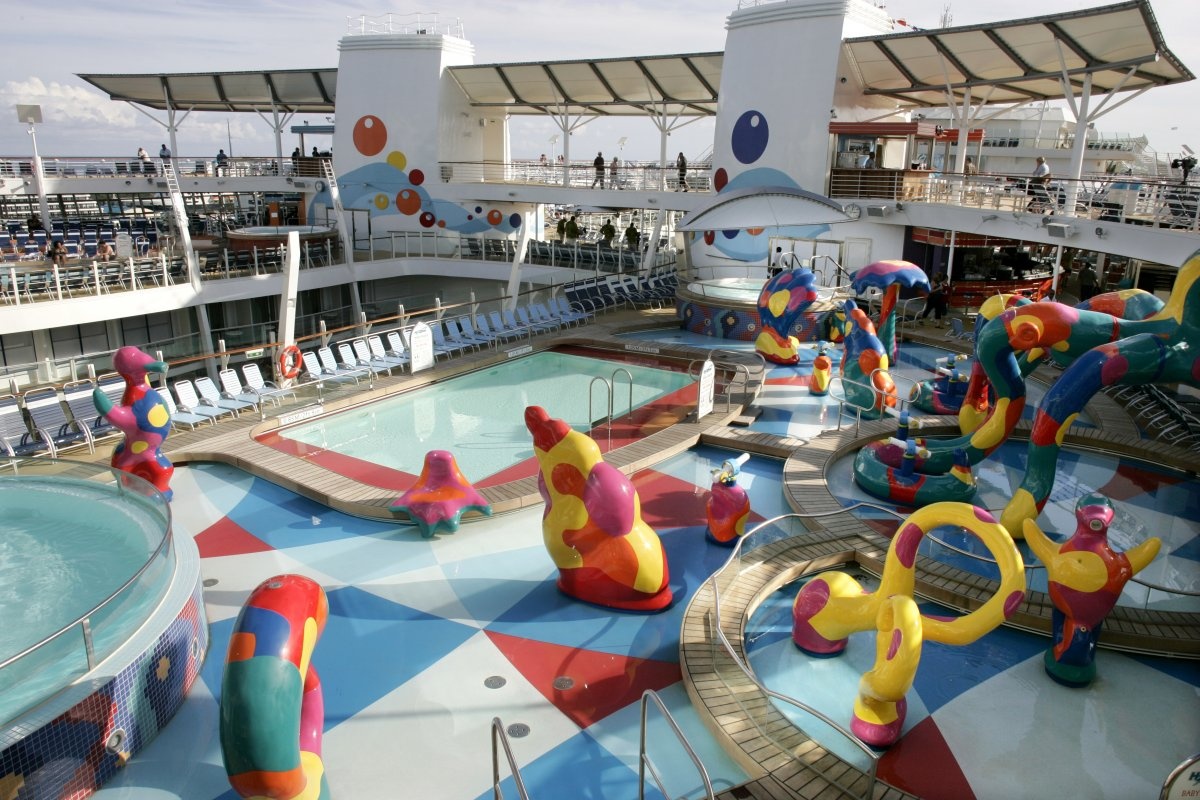 Tàu có 6 hồ bơi. Mỗi hồ bơi gồm một sân golf mini, bồn tắm nước nóng, công viên dành cho trẻ em, quầy bar, quán coffee. Du khách cũng có thể nằm tắm nắng trên boong tàu. 