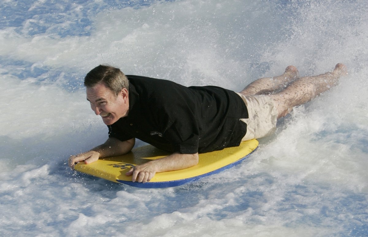 Oasis of Sea gồm 2 sân lướt ván nhân tạo. 