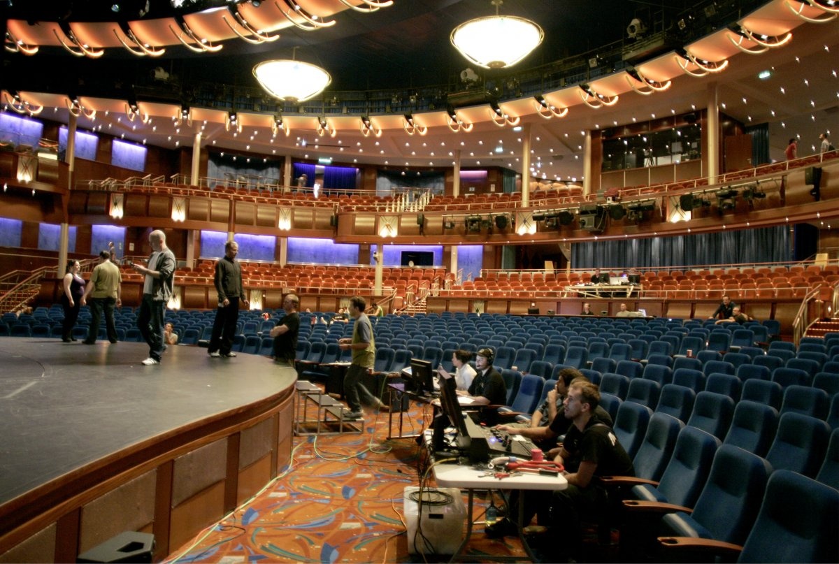 Opal Theater, một trong hai nhà hát tại siêu tàu Oasis of Sea, có 1.380 chỗ. Đây là một nhà hát lớn với dàn dựng tối tân và ấn tượng với những màn trình diễn độc đáo khi các diễn viên xuất hiện từ sân khấu có thể kéo dây về phía khán giả nhằm tạo sự tương tác. 