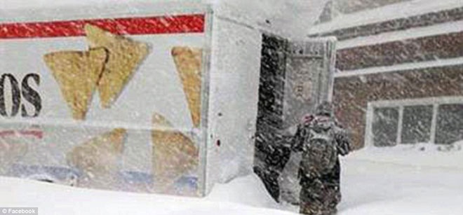 Các cư dân sắp chết đói ở Buffalo lùng sục thực phẩm trong xe tải Doritos.