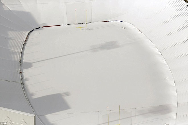   Sân vận động Ralph Wilson ở Orchard Park, New York cũng bị chôn vùi trong tuyết.