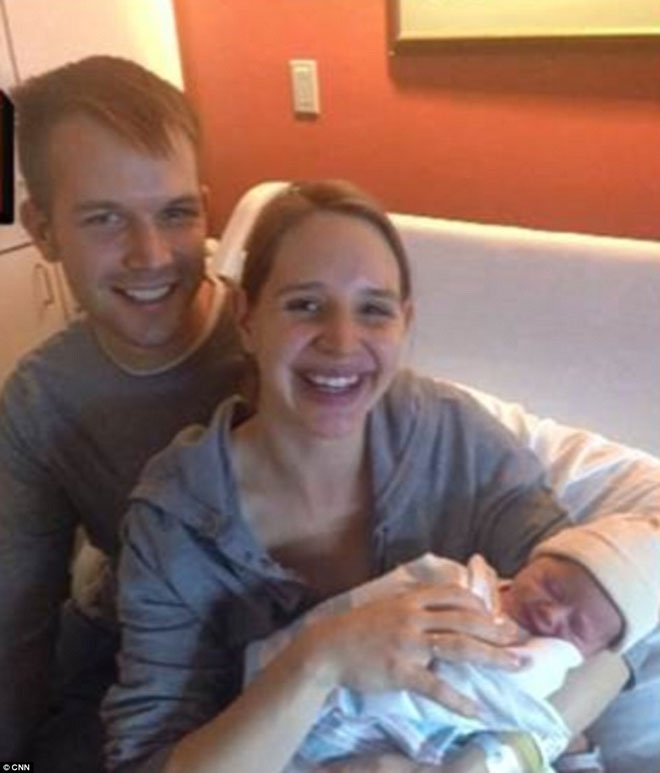 Bethany Hojnacki cùng chồng chào đón bé Lucy Grace Hojnacki chào đời tại một trạm cứu hỏa ở phía nam Buffalo, New York.