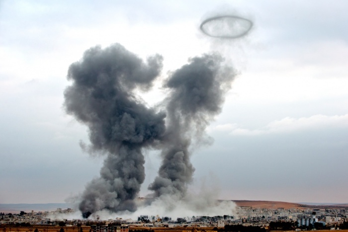 Khói bốc lên ngùn ngụt từ thành phố Kobani của Syria sau các trận không kích của Liên minh do Mỹ dẫn đầu nhằm vào Nhà nước Hồi giáo (IS). IS đã bao vây Kobani trong hơn 50 ngày qua, trong khi các cuộc không kích thời gian qua đã không thể phá vỡ được vòng vây để giải cứu Kobani. Ảnh: 