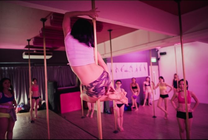 Tan nói múa cột trở nên phổ biến tại Singapore vì những lợi ích về sức khỏe cũng như giúp người phụ nữ cảm thấy quyến rũ hơn. 