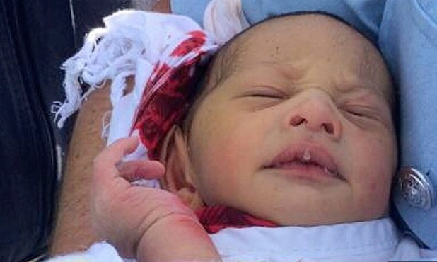 Be so sinh 2 ngay tuoi song sot sau khi bi nhet xuong cong hinh anh