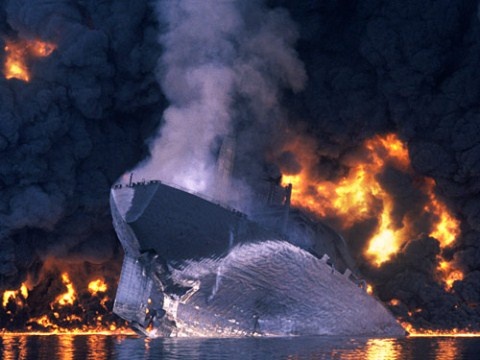 Năm 1991, tàu chở dầu M/T Haven dài 250 m, nặng 144.000 tấn đã phát nổ, vỡ đôi và chìm sau 3 ngày bốc cháy ở ngoài khơi bờ biển Genoe, Italy. Sự cố cướp sinh mạng của 6 thủy thủ. Ngay sau vụ tai nạn, chính phủ Italy đã nỗ lực kéo tàu vào bờ nhưng thất bại. 12 năm sau, bờ biển Địa Trung Hải tại Italy và Pháp đã bị ô nhiễm, đặc biệt là xung quanh Genoa và miền nam nước Pháp. Hiện M/T Haven  là một trong số xác tàu đắm lớn nhất thế giới và trở thành điểm tham quan lý tưởng cho các thợ lặn.  Ảnh: