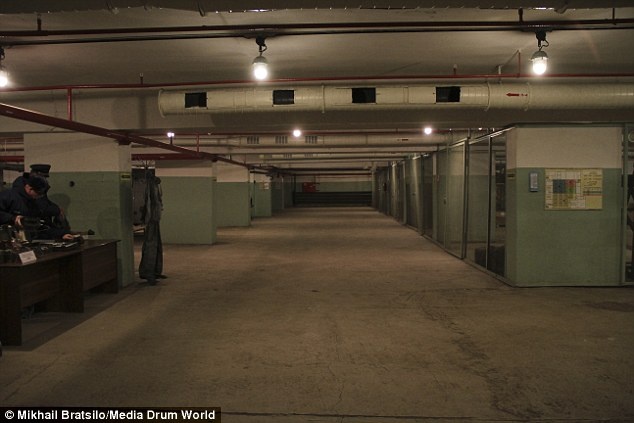 Hầm trú ẩn hạt nhân của Nga nằm sâu gần 200 mét dưới lòng đất, tường thép dầy hơn 0,6 mét, đủ chỗ cho 2.700 người lánh nạn nếu một cuộc chiến tranh hạt nhân trở thành hiện thực. Địa điểm trong tấm hình là khu đại sảnh, nơi mà người dân đi qua đầu tiên để các nhân viên an ninh thu thập thông tin.