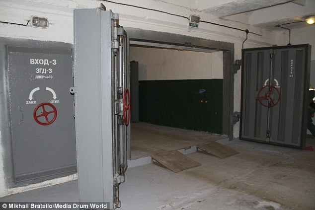 Nếu xuống hầm, mỗi người dân có khẩu phần 3 bữa ăn và 3 lít nước mỗi ngày. Hầm cũng gắn máy điều hòa, 75 nhà vệ sinh và một nhà tắm rộng đủ cho 200 người tắm, rửa cùng lúc.