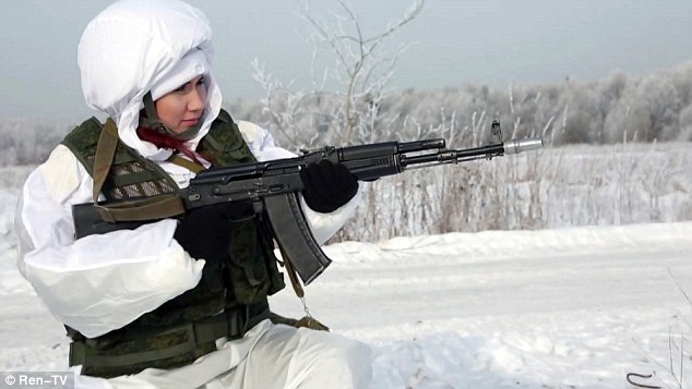 Khi trải nghiệm ngày tập huấn tại sư đoàn, Chapman tỏ ra hào hứng vì được sử dụng khẩu súng Kalashnikov nổi tiếng của Nga. 