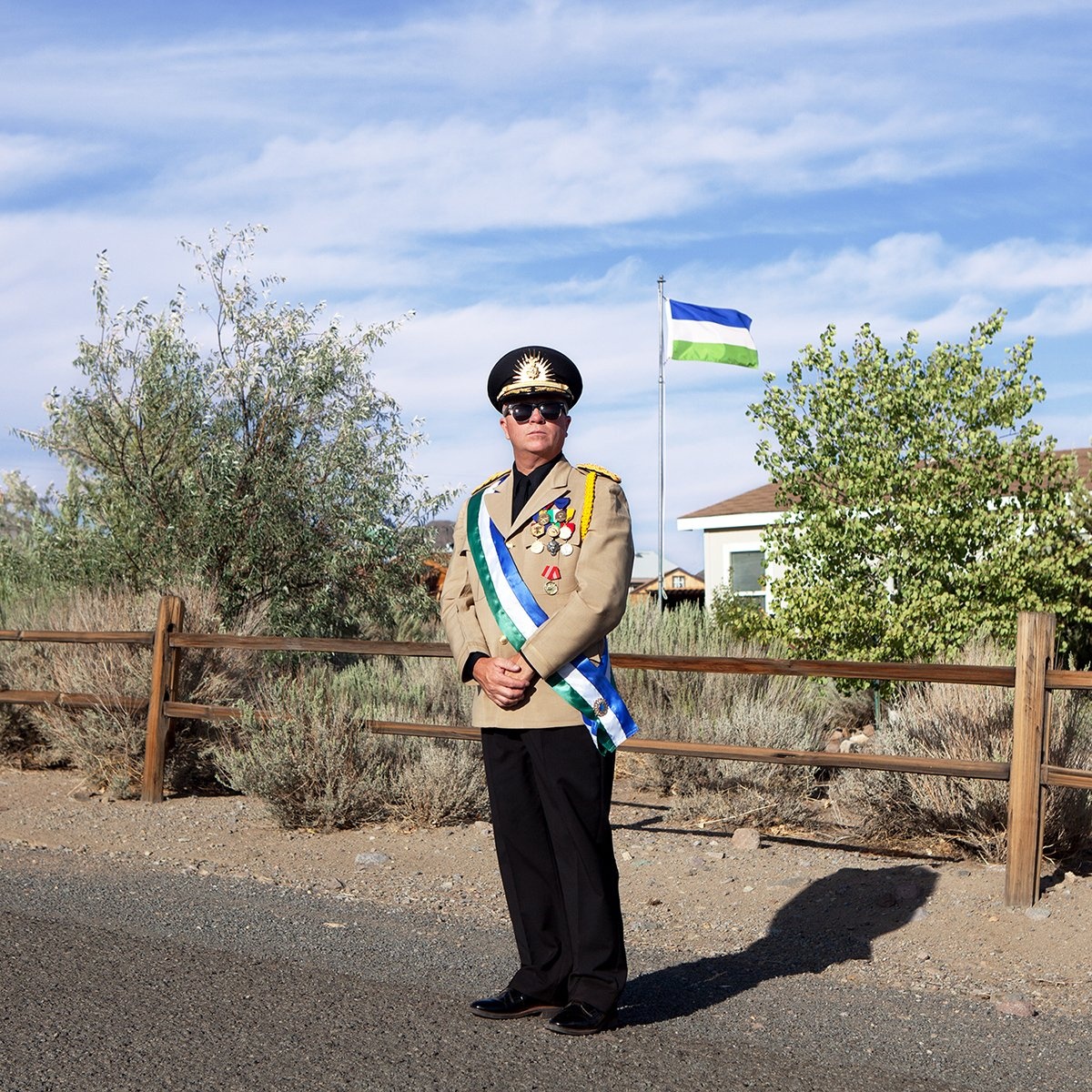 Năm 1977, 3 thiếu niên Mỹ tuyên bố chủ quyền tại khu vực rộng 58 km2 thuộc thị trấn sa mạc Dayton, bang Nevada và lập nên Cộng hòa Mosossi. Quốc gia này đã trải qua nhiều lần đổi tên như Vương quốc Edelstein (1980), Zaria (1988) hay vương quốc Molossia (1998)...Tổng hành dinh của nó là một căn nhà nhỏ, cạnh tư dinh của Tổng thống Kevin Baugh. Quốc gia này có bưu điện, hải quan, ký hiệu và kênh truyền hình riêng.