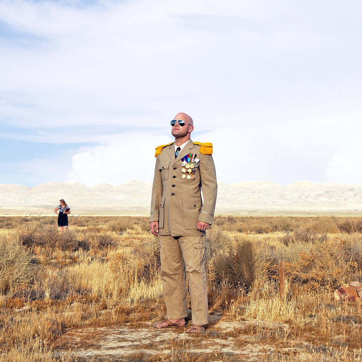 Travis McHenry (ảnh) đã tự lập vi quốc gia cho riêng mình ở tuổi 15. Từ đó tới nay, McHenry thành lập 3 nước mini, gồm Calsahara ở miền nam bang California (Mỹ). Calsahara trải rộng gần 30 km2, có con dấu và tiền tệ riêng. Chúng đều in hình McHenry đang mỉm cười. 