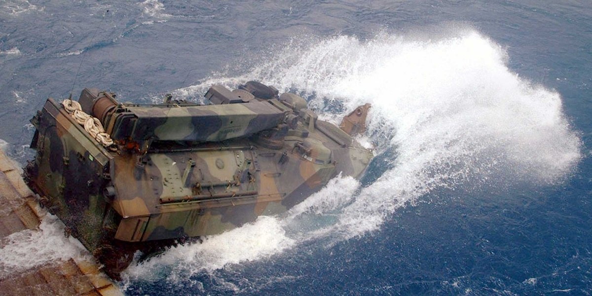 Xe AAV7A1 là mũi nhọn tiến công của lính thủy đánh bộ Mỹ. Ảnh: US Navy