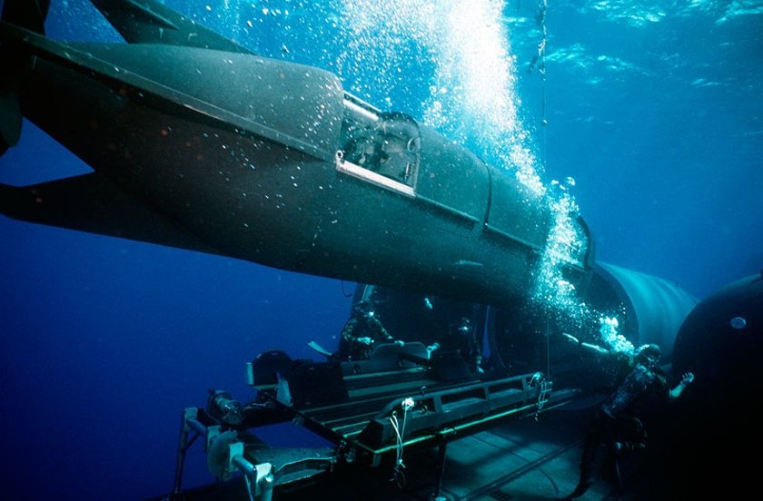 Những khoang chứa lớn của SDV có thể chở cả ngư lôi MK 4, M5 và MK36. Những loại ngư lôi này được thiết kế để bám vào thân tàu và có thể kích nổ qua điều khiển từ xa. SDV vô cùng hiệu quả trong những chiến dịch bí mật, khi cho phép quân đội xâm nhập vào một quốc gia mà không bị phát hiện. Do vậy, SDV làm từ những vật liệu như kim loại màu, chứ không phải sắt, và sợi thủy tinh để giảm âm thanh và từ tính.