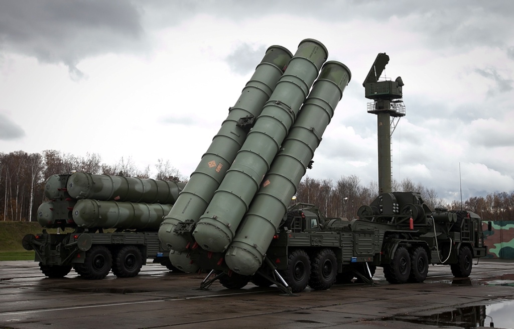 Almaz-Antei Concern phát triển S-400 từ thập niên 90, dựa vào thành tựu công nghệ của hệ thống tên lửa tầm cao S-300 lừng danh. S-400 có nhiều khả năng hơn S-300. Nó có thể phát hiện mục tiêu cách xa 400 km và cao 40–50 km. S-400 triển khai 3 loại tên lửa đất đối không nhằm mục tiêu tầm xa. Chúng bao gồm  tên lửa tầm xa 40N6 với khả năng hạ máy bay ở khoảng cách 400 km, tên lửa 48N6 đủ sức tiêu diệt mục tiêu tối đa cách 250 km, trong khi 9M96 có tầm bắn đạt 40 - 120 km. 