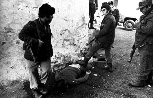 Tháng 2/1982, quân đội của cựu Tổng thống Syria Hafez Al Assad đã thực hiện cuộc thảm sát tại một ngôi làng thuộc thị trấn Hama nhằm ngăn cản các cuộc nổi dậy của lực lượng Anh em Hồi giáo. Khoảng 7.000 tới 35.000 người đã thiệt mạng trong vụ thảm sát này.