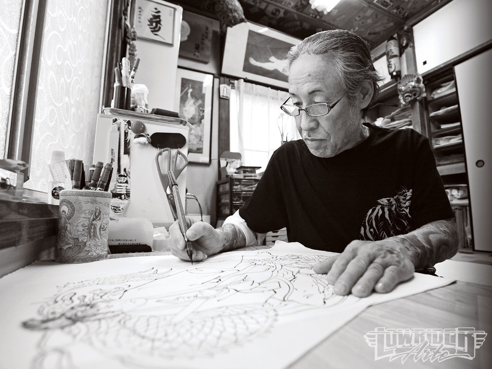 Ông Yoshihito Nakano phác thảo một mẫu hình xăm. Ảnh: lowriderarte
