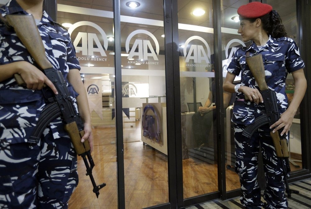 Nữ cảnh sát Lebanon canh gác bên ngoài văn phòng hãng thông tấn Anadolu. Kể từ thời Tướng Ashraf Rifi trở thành Bộ trưởng Tư pháp vào tháng 2/2014, phụ nữ được tham gia nhiều vai trò hơn trong ngành cảnh sát so với những vị trí chủ yếu tại bộ phận hành chính trước đây. 