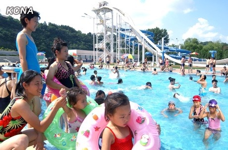 Người dân tỏ ra thích thú với những trò chơi bên trong Munsu, một trong những công viên nước hiện đại nhất Triều Tiên. Sau gần 3 năm cầm quyền, có thể nói, nhà lãnh đạo trẻ Kim Jong Un đã thổi luồng gió mới, làm thay đổi diện mạo của đất nước vốn rất khép kín với thế giới. Những khách sạn hiện đại, cửa hàng sang trọng, xe hơi... xuất hiện nhiều hơn tại Triều Tiên. Đời sống người dân cũng có nhiều thay đổi khi chính quyền xây dựng nhiều khu vui chơi giải trí, phụ nữ có cơ hội mặc váy ngắn, đi giày cao gót, kênh truyền hình quốc gia bắt đầu phát sóng chương trình của Walt Disney hay những bài hát Mỹ như “My Way” của danh ca Frank Sinatra....