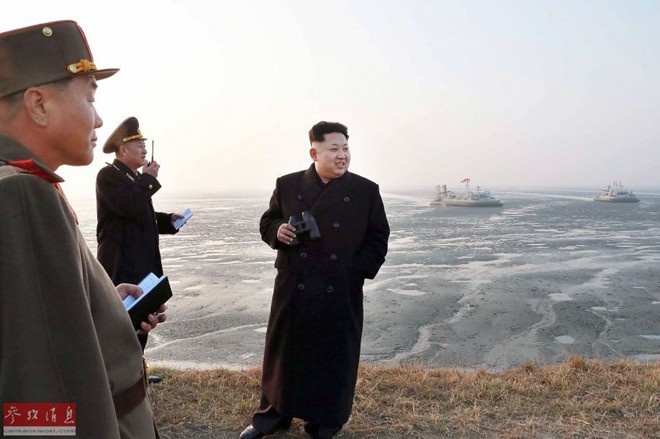 Thông tấn xã Trung ương Triều Tiên (KCNA) ngày 23/11 đưa tin, nhà lãnh đạo tối cao Kim Jong Un đã tổ chức và chỉ đạo Đơn vị bộ đội liên hợp số 572 và số 630 của Quân đội Nhân dân Triều Tiên tiến hành diễn tập quân sự liên hợp. Cuộc tập trận có quy mô lớn, bao gồm các nội dung vận chuyển trên biển và đổ bộ, tại một địa điểm không được công bố. Ông Kim bày tỏ sự hài lòng đối với lực lượng tác chiến đặc chủng Triều Tiên tham gia huấn luyện và đánh giá rằng 
