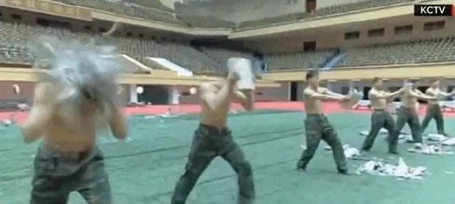 Bước vào trung tâm đào tạo vệ sĩ quốc gia, những người đàn ông Triều Tiên phải trải qua những bài tập như dùng đầu trần, không đeo mũ bảo hộ, đập vào đá; chịu đựng những cú đánh liên tiếp bằng cái búa gỗ vào bụng và một số bài tập nặng khác.Ngoài ra, họ cũng phải học tập nhiều tư tưởng khẳng định lòng trung thành với các lãnh đạo và tổ quốc, phản kháng trước kẻ thù là nước Mỹ. 