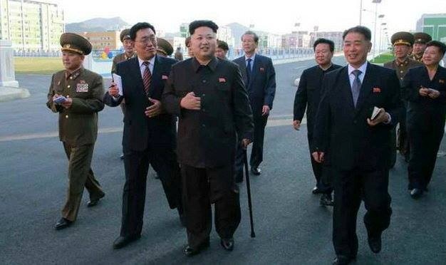 Hãng thông tấn Triều Tiên (KCNA) ngày 14/10  phát hình ảnh ông Kim chống gậy, 