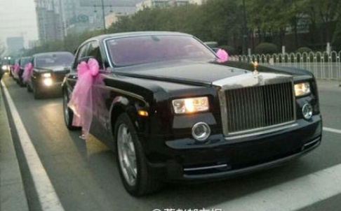 Doan xe ruoc dau sieu sang gay nao loan duong pho Trung Quoc hinh anh