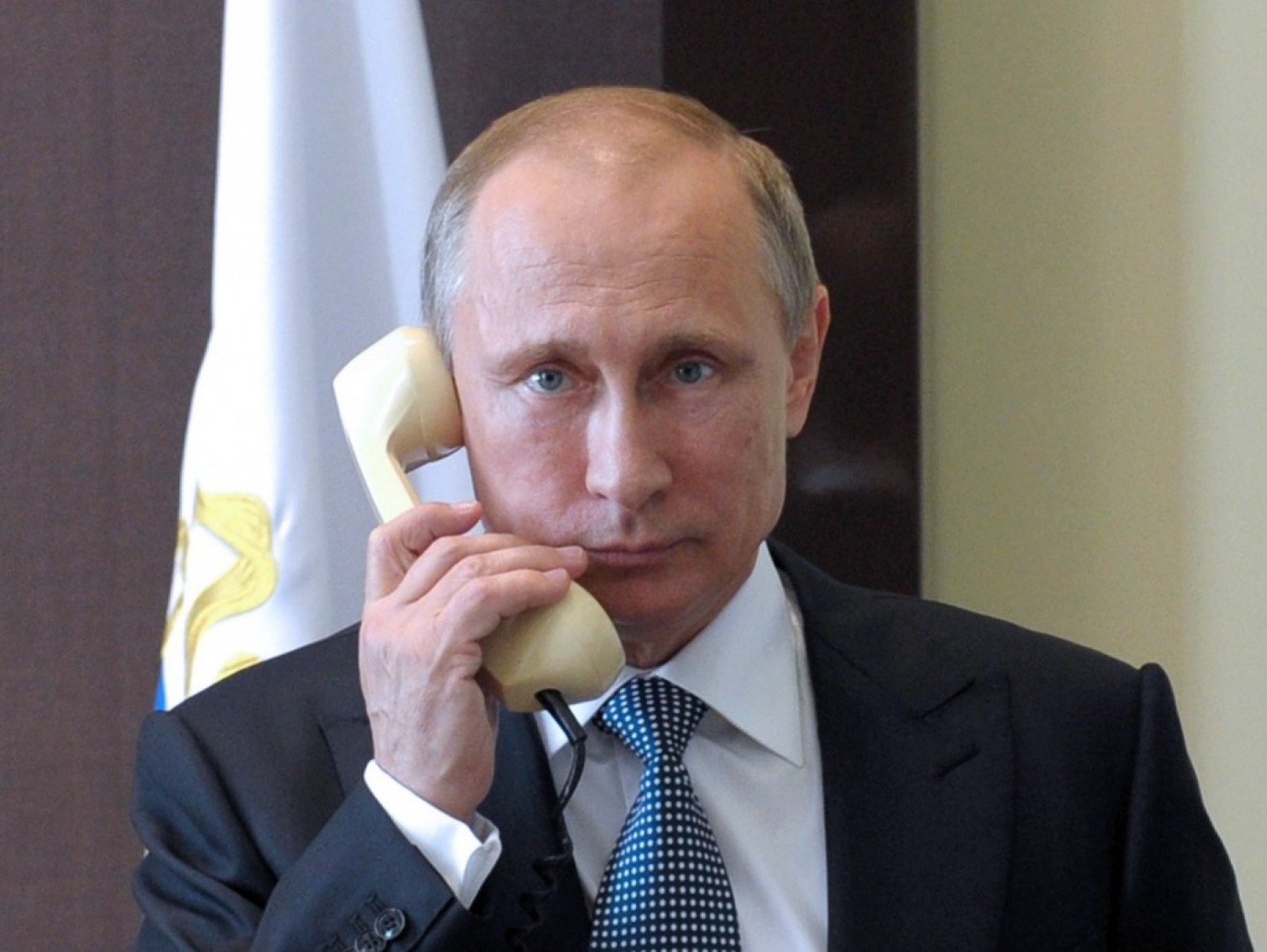 Dang sau chiec dien thoai mau vang cua Putin hinh anh