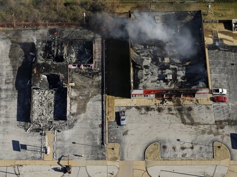 Nhiều tòa nhà bị đốt cháy ở Ferguson. 