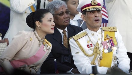 Thai tu Thai Lan tuoc ngoi vi hoang toc cua gia dinh vo hinh anh