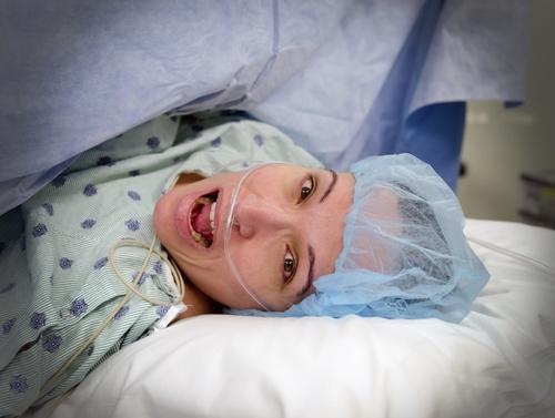 Giai ma hien tuong benh nhan tinh day giua ca phau thuat hinh anh