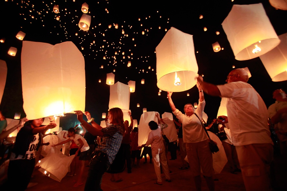 Người dân thả đèn trời tại Khao Lak, tỉnh Phang Nga ở Thái Lan ngày 26/12/2009 để tưởng nhớ các nạn nhân. Hơn 1.600 người ở Thái Lan thiệt mạng trong thảm họa này.