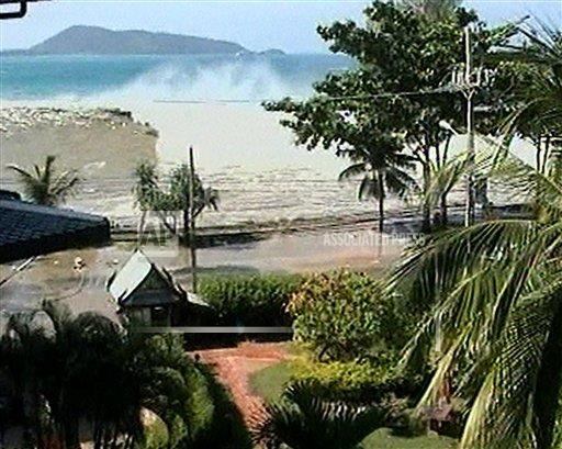 Khoanh khac song than danh vao bo bien Thai Lan nam 2004 hinh anh