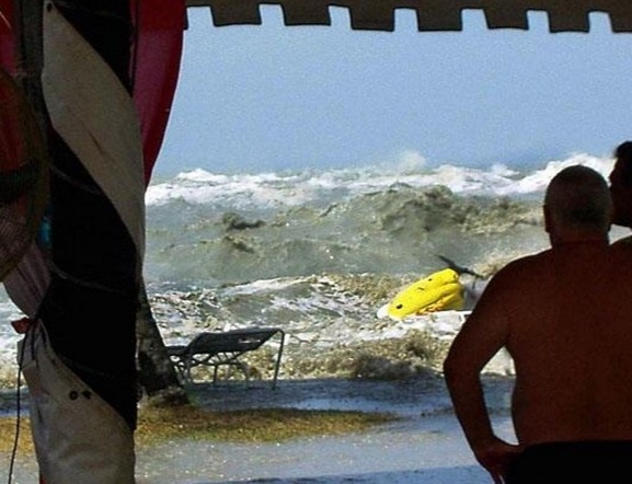 Du khách chứng kiến ngọn sóng cuồn cuộn đánh vào bờ biển Batu Ferringhi ở đảo Penang, Malaysia ngày 26/12/2004. Thảm họa xảy ra ở Malaysia cướp đi sinh mạng của 65 người. Ảnh: ABC