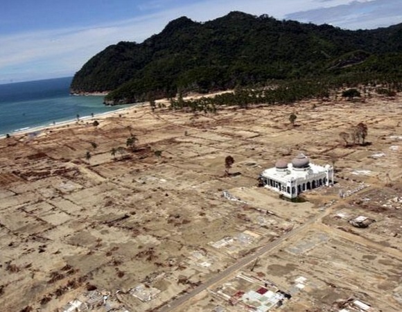 Ngôi đền này là tòa nhà duy nhất còn sót lại ở vùng ven biển tỉnh Aceh, những tòa nhà mong manh khác đã hoàn toàn bị sóng thần cuốn trôi. Ảnh: ABC