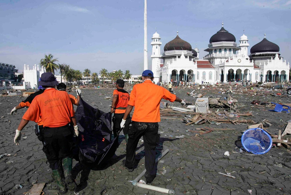 Nhân viên cứu hộ mang bọc đựng thi thể một nạn nhân sóng thần đến nhà thờ lớn ở thành phố Banda ngày 29/12/2004. Các nhà thờ trở thành nơi đặt thi thể nạn nhân tạm thời sau trận thiên tai.