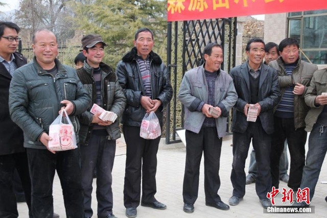 Lâm Thao, Định Tây, tỉnh Cam Túc, từ lâu được cho là quê hương của Điêu Thuyền, một trong tứ đại mỹ nhân nổi tiếng của Trung Quốc. Vùng đất này tiếp tục nhận những lời tán dương của dư luận trong nước khi 17 đại diện các gia đình nông dân xếp hàng tại sân làng để nhận những bao tiền thưởng từ các quan chức địa phương, trang Shanghaiist đưa tin ngày 1/12.