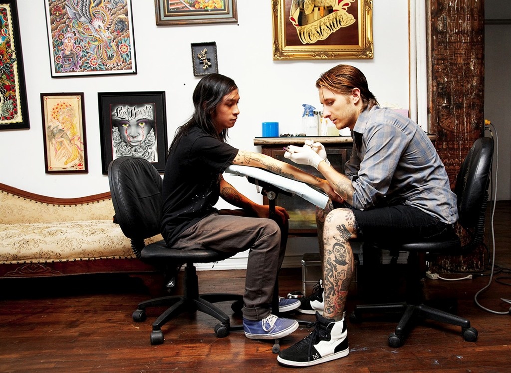 Scott xăm cho một khách hàng. Ảnh: Theselby