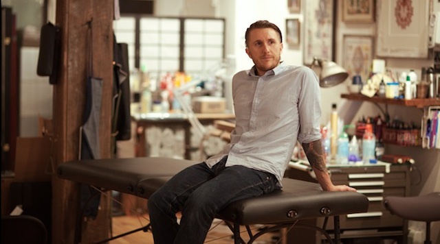 Scott tại cửa tiệm xăm mình Saved Tattoo của anh. Ảnh: whudat.de