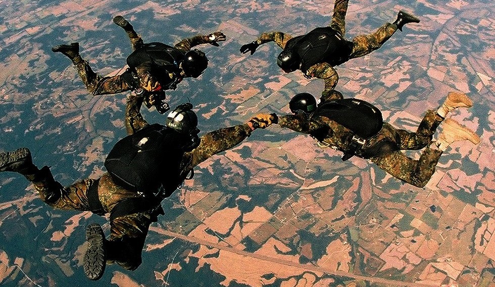 Thành viên của đội cũng học cách tác chiến trên không. 