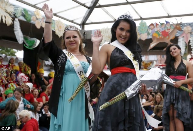 Hai nữ tù Tatiana Noguera (phải) và Gloria Gomez (trái) được trao giải Hoa khôi Thân thiện. Ảnh: AP