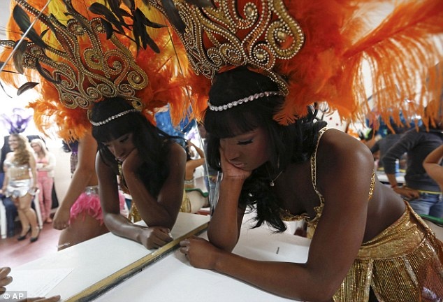 Phần lớn nữ tù tại đây bị buộc tội buôn bán ma túy. Cô Danllely Quinonez phải nhận hình phạt 7 năm tù. Quinonez đang chờ đến phiên trình diễn. Ảnh: AP